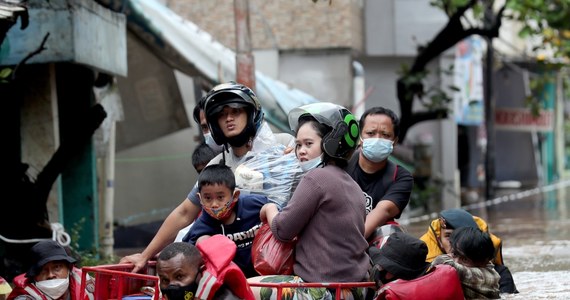 Ulewne deszcze, jakie nawiedziły Dżakartę, spowodowały zalanie niektórych dzielnic stolicy Indonezji i lokalne podtopienia. W nocy z piątku na sobotę ewakuowano łącznie 1380 osób, których domy zostały zalane. Poziom wody sięgał tam 1,8 m - podały władze.