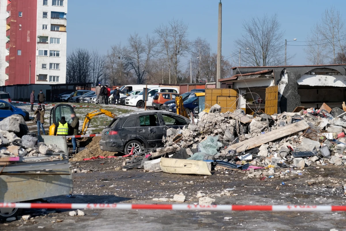 Po nocnym wybuchu gazu w okolicy skrzyżowania alei Paderewskiego z ul. Lenartowicza w Sosnowcu ewakuowano ok. 400 mieszkańców okolicznych bloków. Wstępnie ustalono, że najprawdopodobniej przed eksplozją mogło dojść do awarii gazociągu. W wybuchu nikt nie ucierpiał, zniszczonych zostało kilkanaście samochodów.