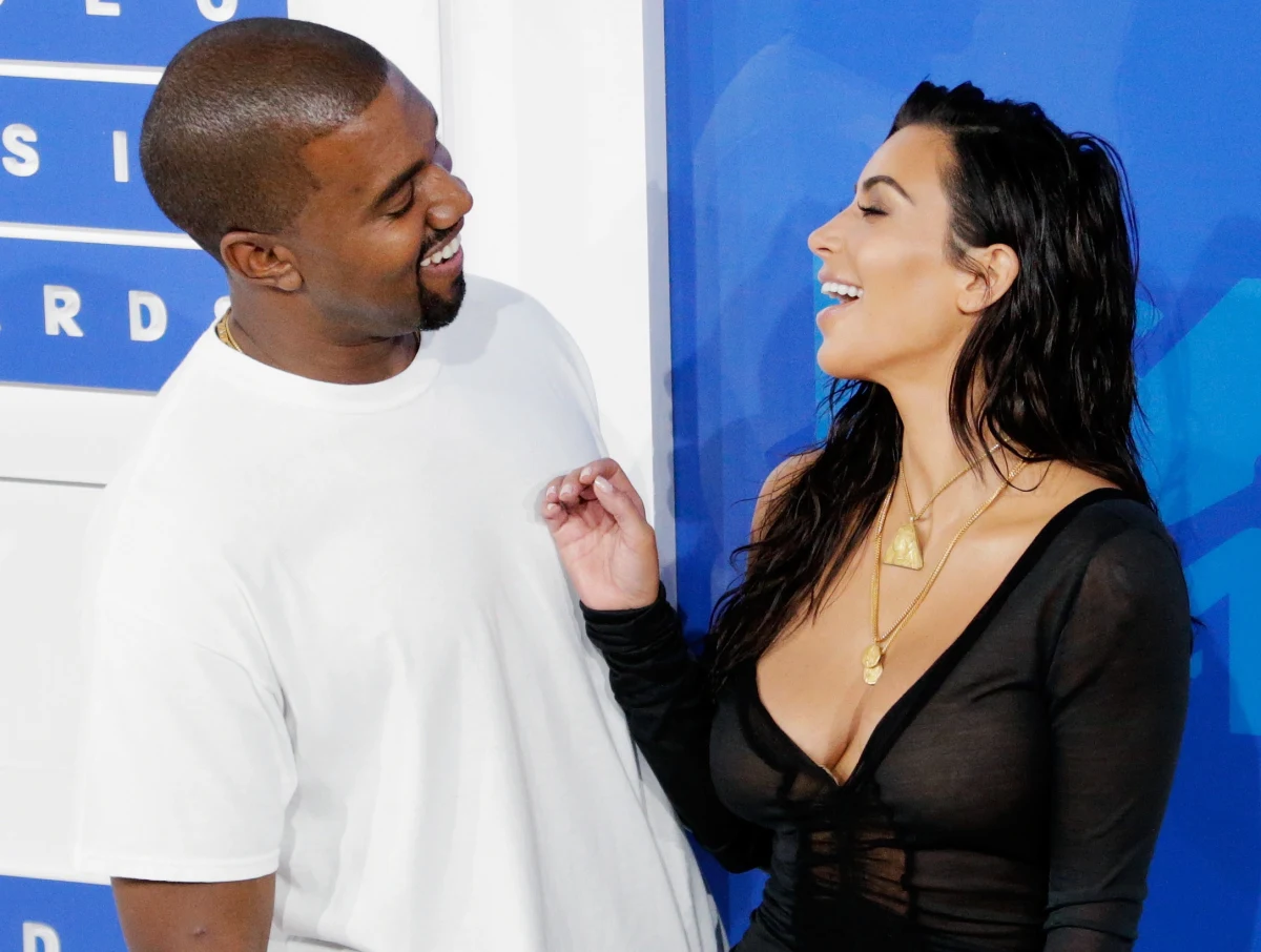 Kim Kardashian i Kanye West rozwodzą się. Celebrytka złożyła pozew po prawie siedmiu latach małżeństwa z raperem. Są oni rodzicami czworga dzieci, a o ich rozstaniu plotkowano od miesięcy.