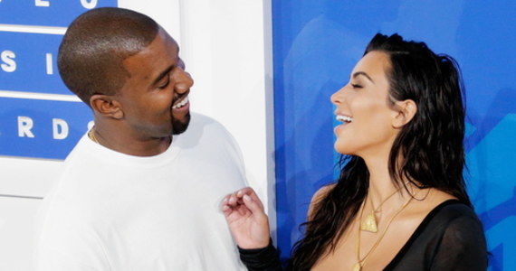 Kim Kardashian i Kanye West rozwodzą się. Celebrytka złożyła pozew po prawie siedmiu latach małżeństwa z raperem. Są oni rodzicami czworga dzieci, a o ich rozstaniu plotkowano od miesięcy.