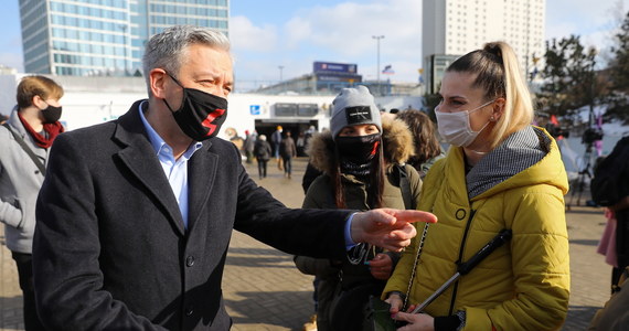 "Dzisiaj mówimy głośno, jasno i wyraźnie: jeżeli chcecie skończyć z piekłem kobiet to stańcie w końcu i nareszcie odważnie po stronie kobiet" - apelował lider Wiosny, europoseł Robert Biedroń podczas zbierania podpisów pod obywatelskim projektem liberalizującym przepisy ws. przerywania ciąży. "Żadne referenda, żadne konsultacje z politykiem, z biskupem, z jakimś konsultantem nie są tutaj rozwiązaniem” – stwierdził. 