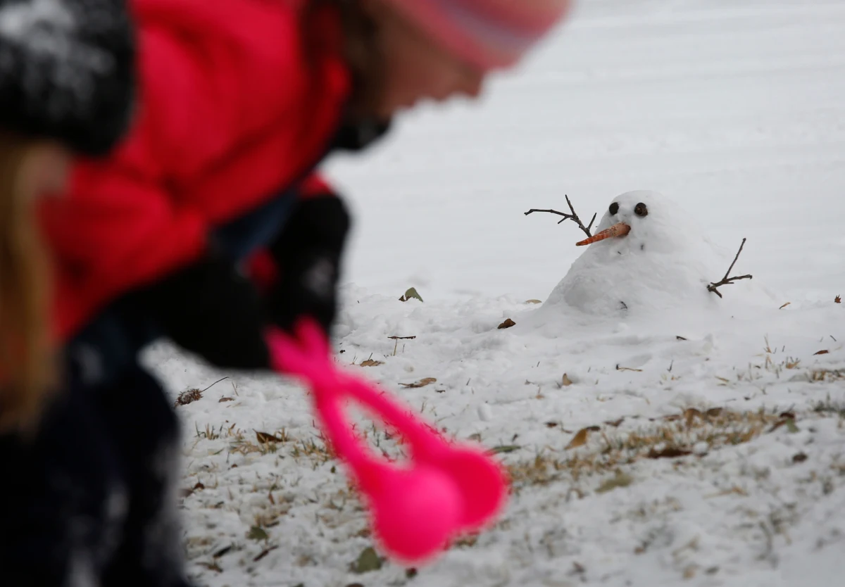 Rodzice byli przekonani, że 11-letni Cristian odsypia, skoro z powodu ataku mrozów lekcje w szkołach w Teksasie zostały odwołane. Tymczasem chłopak zamarzł na śmierć we własnym łóżku. Cristian jest jedną z ponad 20 ofiar śmiertelnych ataku zimy w samym tylko Teksasie. Bezprecedensowe w południowym stanie warunki spowodowane burzami śnieżnymi pozostawiły miliony mieszkańców bez ogrzewania, prądu i wody pitnej.