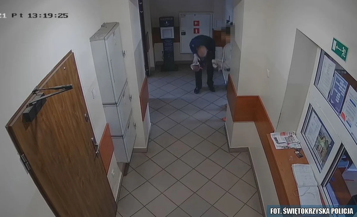 Dyżurny komendy policji we Włoszczowie w Świętokrzyskiem uratował 2-miesięcznego chłopca. Dziecko nie mogło oddychać. Zdarzenie zarejestrowały kamery monitoringu. 