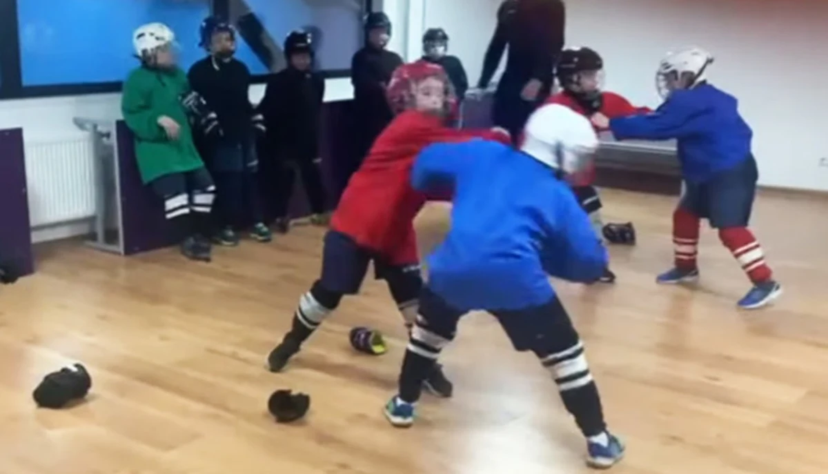 Świat hokeja jest oburzony po tym, jak w mediach społecznościowych pojawiło się nagranie treningu, podczas którego 8-letni rosyjscy chłopcy uczą się, jak się bić na lodowisku. "To szaleństwo" – oświadczył Alexander Kozhevnikov, emerytowanym hokeistą, który grał w radzieckiej lidze hokejowej. "Najgłupsze, co widziałem" – skomentował na Twitterze Kevin Bieksa, kanadyjski były zawodowy obrońca hokeja na lodzie.