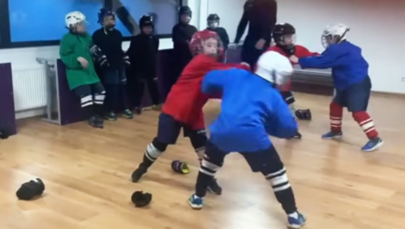 8-letni hokeiści uczą się bić. Szokujące nagranie z Rosji 