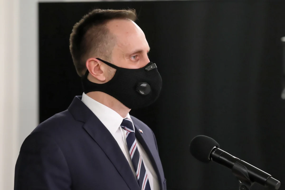 ​Dymisja wiceministra aktywów państwowych Janusza Kowalskiego nie była poważnym zaskoczeniem - bardzo jawnie sprzeciwiał się polityce energetycznej polskiego rządu, który zmierza w kierunku dekarbonizacji i tzw. zielonej transformacji. Jak informuje jednak Wirtualna Polska, różnica w poglądach mogła nie być jedynym powodem. Wiceminister miał bowiem doprowadzić do wycieku założeń Nowego Polskiego Ładu, czyli strategii premiera Mateusza Morawieckiego.