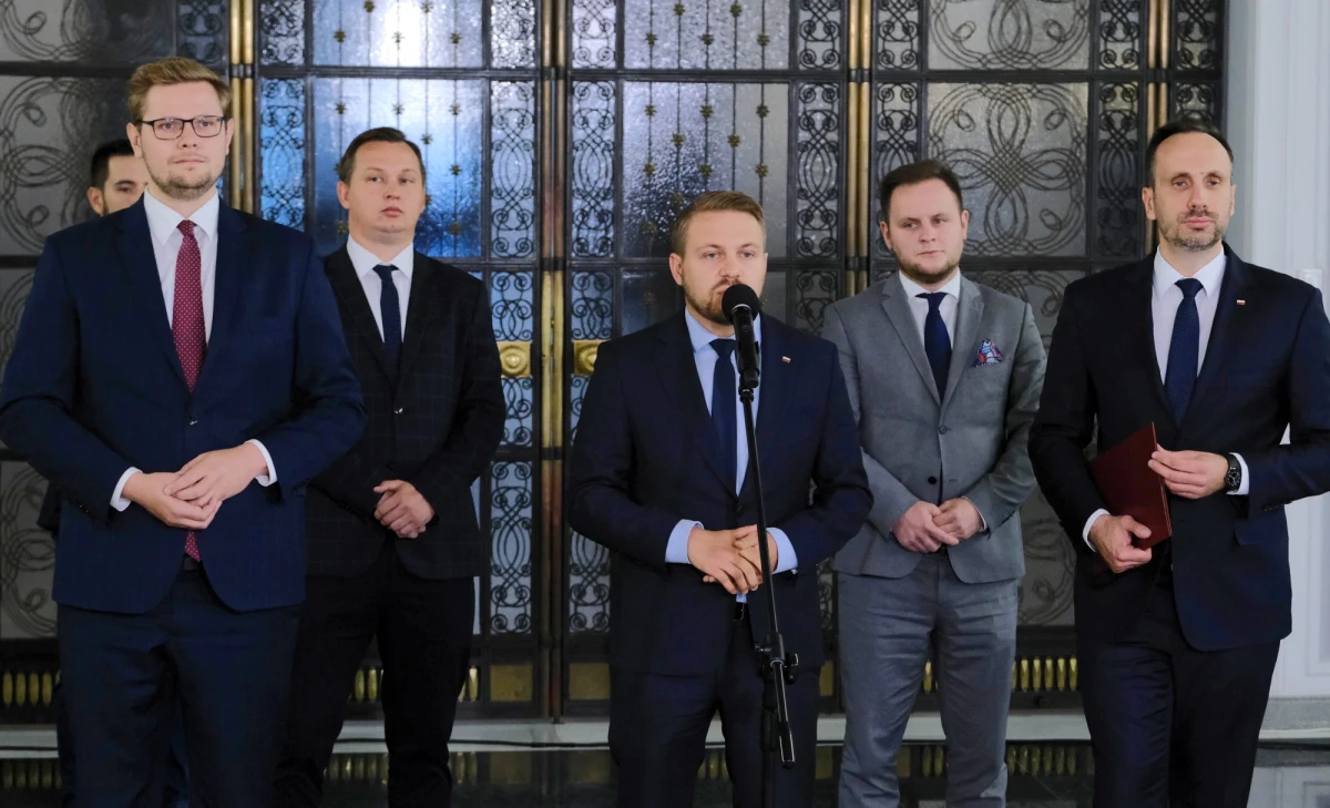 ​Negatywnie oceniamy odwołanie rekomendowanego przez Solidarną Polskę na stanowisko wiceministra Aktywów Państwowych Janusza Kowalskiego; nastąpiło to wbrew umowie koalicyjnej zawartej w ramach Zjednoczonej Prawicy - podkreślili politycy tej partii w przesłanym PAP oświadczeniu.