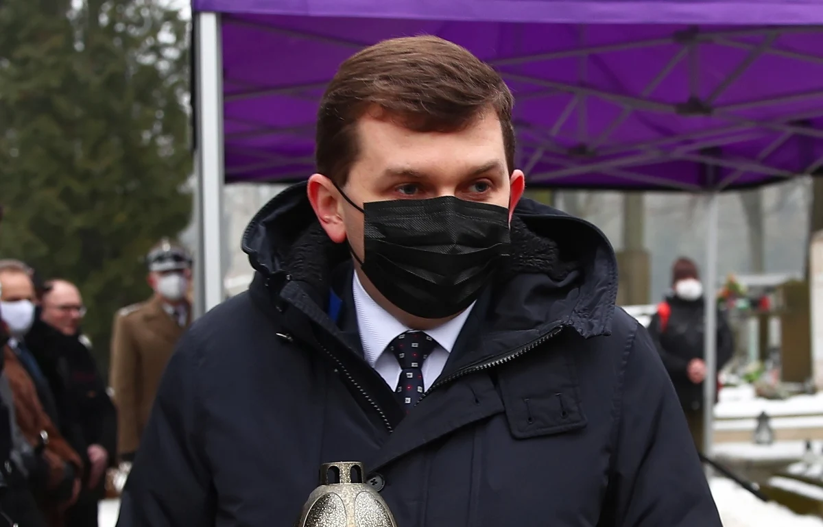 Wojewoda Małopolski Łukasz Kmita zadeklarował w sobotę w Nowym Targu, że Podhalański Szpital Specjalistyczny im. Jana Pawła II może przyjąć pacjentów ze Słowacji szczególnie dotkniętej pandemią. W dzisiejszej Europie wszyscy musimy być solidarni - mówił Kmita.