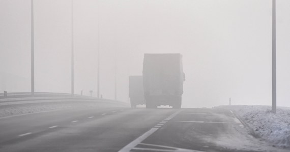 W sobotę wieczorem i w nocy będzie niebezpiecznie na drogach. Dla znacznej części kraju zostały wydane ostrzeżenie o mgle intensywnie osadzającej szadź lub o gęstej mgle - ostrzegają synoptycy IMGW. Widzialność miejscami może być ograniczona nawet do 100 metrów.