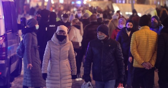 Turyści znowu tłumnie zjechali pod Tatry. Według policji w Zakopanem w piątek i wczoraj do wieczora było spokojniej niż przed tygodniem, ale i tak interwencji nie brakowało. Na ulice Zakopanego wyszło więcej policjantów, bo tamtejsza komenda dostała wsparcie z Krakowa.