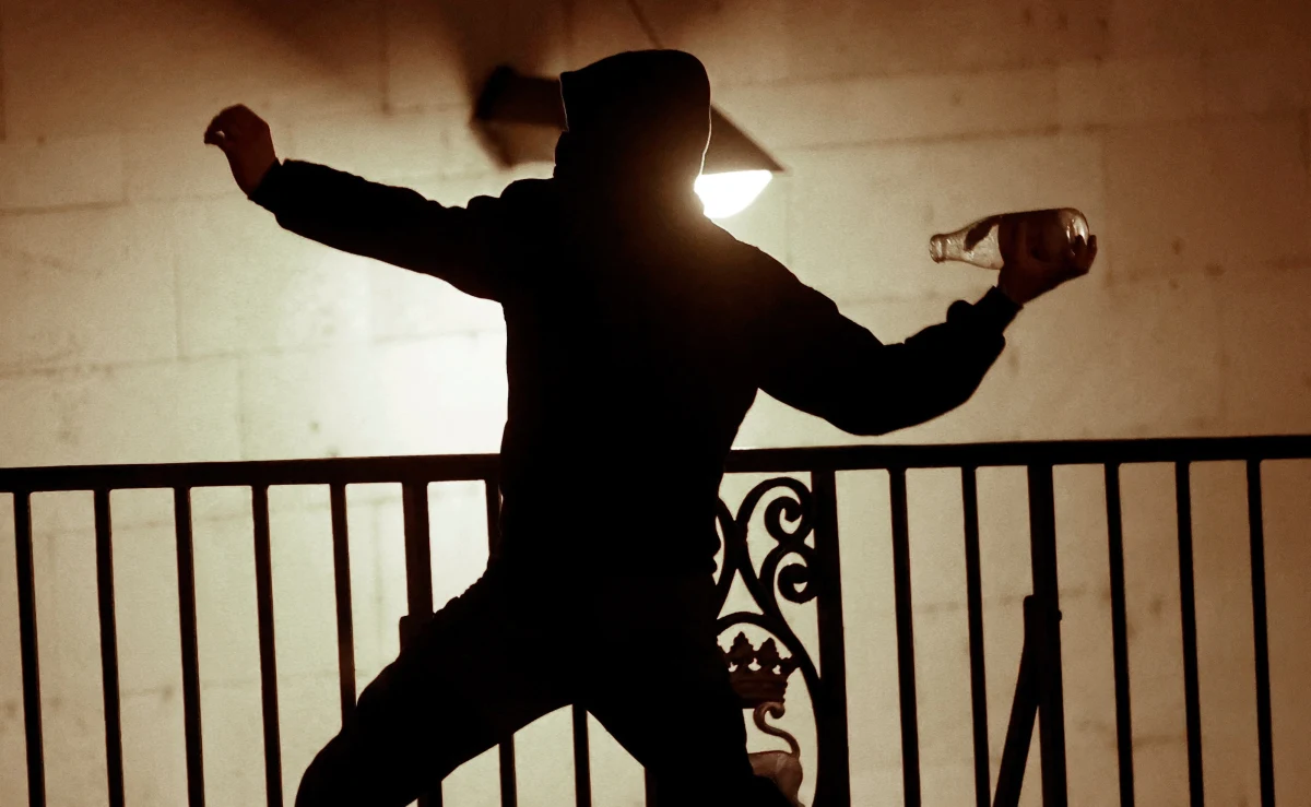 Kilka tysięcy sympatyków rapera Pablo Hasela wszczęło w sobotę wieczorem zamieszki na ulicach Barcelony i w kilku innych miastach Hiszpanii. To piąta doba gwałtownych protestów po uwięzieniu artysty, który w swoich utworach gloryfikował terrorystów i obrażał organy państwa.