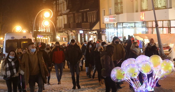 Zakopiańska policja informuje, że miniona noc w stolicy polskich Tatr była bardzo spokojna. Ocenia też, że przestrzeganie zasad sanitarnych przez wypoczywających w mieście turystów zdecydowanie się poprawiło.