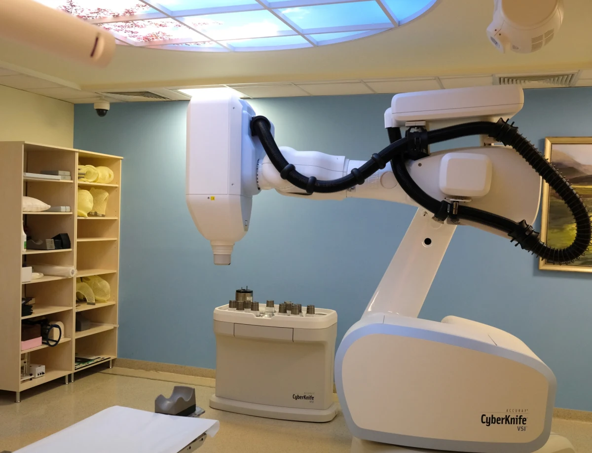 CyberKnife, nóż cybernetyczny, urządzenie coraz częściej stosowane do niszczenia guzów nowotworowych - np. mózgu czy prostaty - może pomóc także pacjentom kardiologicznym. We współpracy z kardiologami, radioterapeuci Centrum Onkologii - Instytutu im. Marii Skłodowskiej-Curie, Oddziale w Gliwicach, przeprowadzili z jego pomocą pierwsze w Polsce zabiegi radioablacji, terapii arytmii u pacjentów po masywnych zawałach mięśnia sercowego, z dużą blizną pozawałową. Jak mówi RMF FM dr Jacek Bednarek, kardiolog z krakowskich i śląskich szpitali, zabiegi przeprowadzone tą pionierską w skali światowej metodą przyniosły bardzo dobre rezultaty. 