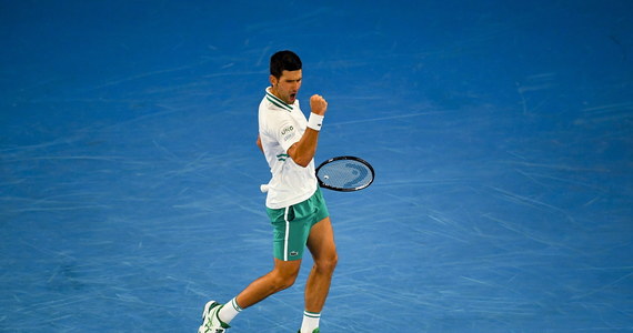Serb Novak Djokovic wygrał po raz dziewiąty Australian Open, poprawiając własny rekord liczby triumfów w tym turnieju w męskim singlu i zdobywając 18. tytuł wielkoszlemowy. W finale rozstawiony z "jedynką" tenisista pokonał Rosjanina Daniiła Miedwiediewa (4.) 7:5, 6:2, 6:2.