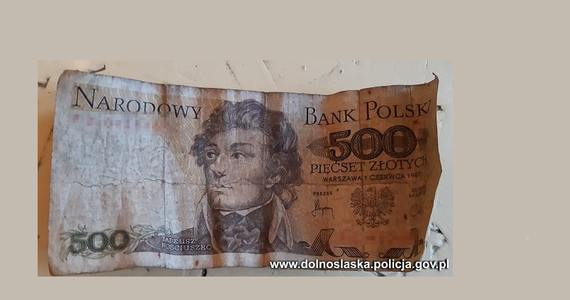 W Lubaniu na Dolnym Śląsku policjanci zatrzymali mężczyznę, który chciał zapłacić za zakupy banknotem 500 zł, wycofanym z obiegu 25 lat temu. Mężczyzna był poszukiwany w sprawie kradzieży z włamaniem. Usłyszał zarzuty i może spędzić nawet 10 lat w więzieniu.