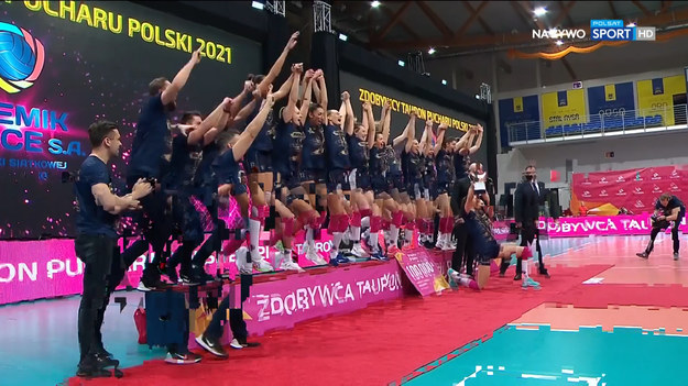 Skrót finału Tauron Pucharu Polski siatkarek, w którym Grupa Azoty Chemik Police - ceremonia wręczenia medali.