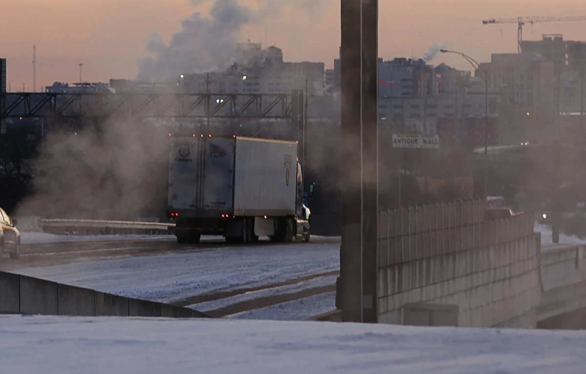 Siarczyste mrozy i niespotykane opady śniegu w Teksasie wywindowały tam na niebotyczny poziom ceny energii elektrycznej. W niektórych przypadkach wzrosły one więcej niż 70-krotnie. Potępił to republikański gubernator stanu Greg Abbott.

