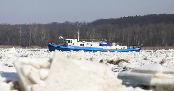 Wzrósł nieco poziom Wisły w Wyszogrodzie, w Kępie Polskiej i w Płocku. Poniżej, na Zbiorniku Włocławskim, pracowały w niedzielę lodołamacze, które kontynuowały rozbijanie zatoru lodowego na rzece, w rejonie Woli Brwileńskiej. Akcja ma być prowadzona także w poniedziałek.