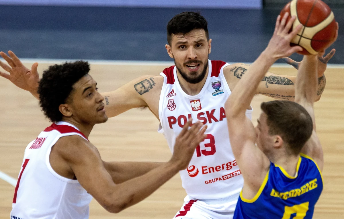 Reprezentacja Polski pewnie pokonała Rumunię 88:81 w ostatnim meczu kwalifikacyjnym do EuroBasketu w Arenie Gliwice. Biało-Czerwoni już wcześniej zakwalifikowali się na mistrzostwa Europy, a w tym spotkaniu okazję do debiutu otrzymali młodzi Jeremy Sochan i Igor Milicić, a także Jakub Garbacz.