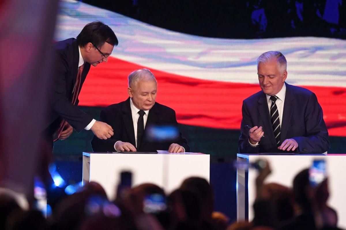 Po tygodniach napięć w Zjednoczonej Prawicy dzisiaj po południu ma dojść do spotkania Jarosława Kaczyńskiego, Jarosława Gowina i Zbigniewa Ziobry - dowiedział się nieoficjalnie nasz dziennikarz Patryk Michalski. Koalicjanci mają rozmawiać między innymi o oczekiwanym przez Porozumienie odwołaniu trzech członków rządu oraz o niekonsultowanej dymisji wiceministra z Solidarnej Polski. 