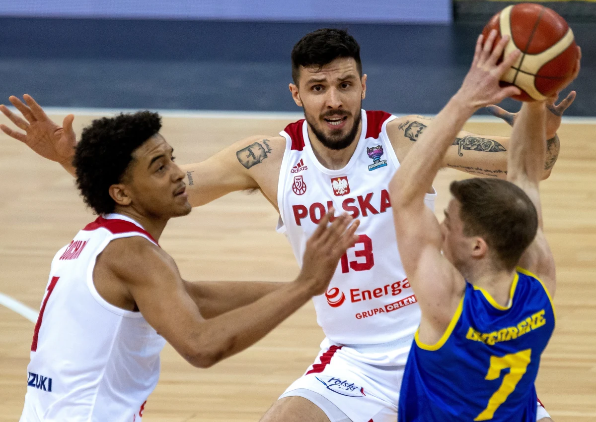 Polscy koszykarze zagrają w przyszłorocznych mistrzostwach Europy. Biało-czerwoni zajęli trzecie miejsce w grupie A. Podopieczni Mike'a Taylora w ostatnim meczu eliminacji pokonali w Arenie Gliwice Rumunię 88:81. Nasi reprezentanci kończą kwalifikacje z dorobkiem trzech zwycięstw i trzech porażek.  