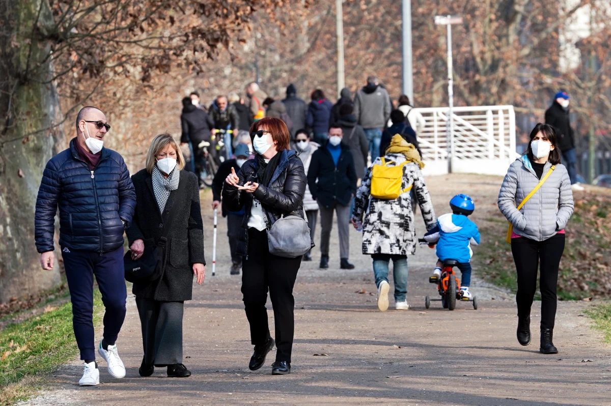 Najnowsze badania potwierdzają, że koronawirus SARS-CoV-2 silniej rozprzestrzenia się w niższej temperaturze. To nie jest niespodzianka. Naukowcy spodziewali się, że podobnie jak w przypadku wcześniej znanych koronawirusów i ten wywołujący Covid-19 będzie miał do pewnego stopnia sezonowy charakter, analiza danych z 50 krajów północnej półkuli pokazuje, że tak faktycznie jest. Pisze o tym w najnowszym numerze czasopisma "PLOS ONE" grupa naukowców pod kierunkiem badaczy z University of Louisville. 