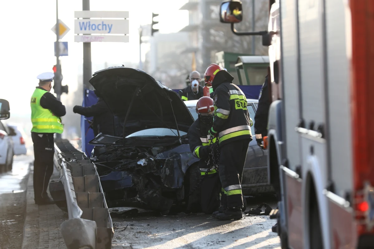 Na warszawskiej Ochocie doszło do tragicznego wypadku. Rozpędzony samochód wjechał na chodnik na ulicy Grójeckiej. Jedna osoba nie żyje, a druga w ciężkim stanie trafiła do szpitala. Jak ustalił reporter RMF FM, za kierownicą auta siedział 20-latek. 
