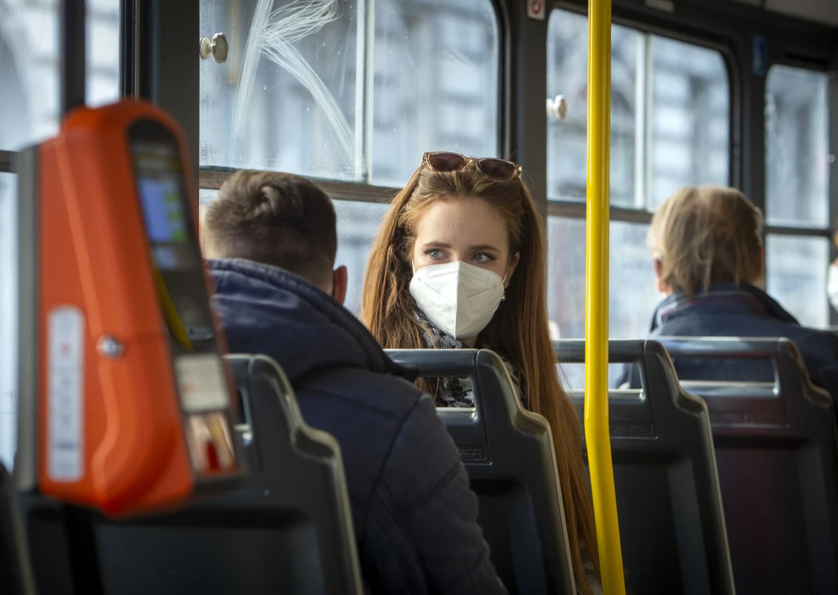 Najwięcej, bo 33,7 proc. Polaków oczekuje od rządu utrzymania obostrzeń pandemicznych na obecnym poziomie. Jednak niewiele mniej, bo 33,2 proc., liczy grupa, która wolałaby poluzowania obostrzeń - to jeden z wniosków płynących z najnowszego sondażu przeprowadzonego przez United Survey dla RMF FM i "Dziennika Gazety Prawnej". Jeśli, w związku z rosnącą liczbą zakażeń koronawirusem, Rada Ministrów musiałaby wprowadzić nowe obostrzenia, to według badanych w pierwszej kolejności powinny być to: nakaz noszenia wyłącznie maseczek, zamknięcie galerii handlowych, a także zawieszenie działalności stacjonarnej kin, muzeów i teatrów. 