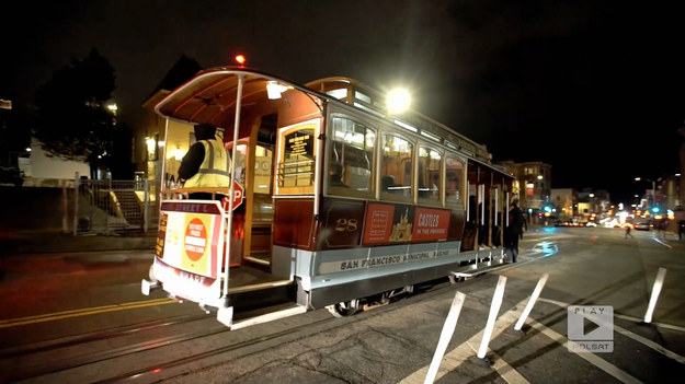 San Francisco nawet nocą jest pełne atrakcji. Jedną z nich na pewno jest zabytkowy tramwaj, który jest również kolejką linową.  Ciekawostką  jest też to, że pojazd jest sterowany ręcznie.Fragment programu "Polacy za granicą",  emitowanego na antenie Polsat Play.