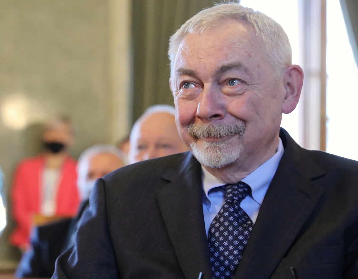 "Oczekuję, że te igrzyska zostaną zorganizowane wspólnie" - powiedział prezydent Krakowa Jacek Majchrowski na specjalnie zwołanej konferencji prasowej. Był to komentarz do słów wicepremiera Jacka Sasina, które padły na antenie RMF FM w rozmowie z Krzysztofem Ziemcem. Sasin stwierdził wówczas m.in., że "to Kraków i województwo małopolskie, a nie rząd jest organizatorem igrzysk europejskich". 