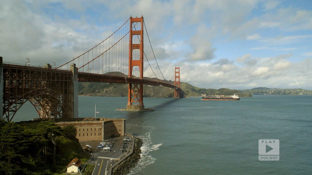 Będąc w San Francisco nie można ominąć tej atrakcji. Stanowi ją słynny na cały świat most Golden Gate. Tuż obok niego znajduje się równie znana wyspa - Alcatraz.Fragment programu "Polacy za granicą",  emitowanego na antenie Polsat Play.