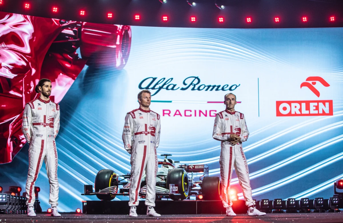 "Chcę w tym sezonie zdobyć więcej punktów. Marzeniem byłoby znalezienie się na podium w bolidzie Alfa Romeo Racing Orlen" – mówi w rozmowie z RMF FM kierowca zespołu F1 Antonio Giovinazzi. Włoch dodaje, że kiedy wysiada z bolidu, jest zwykłym 27-latkiem ze zwykłymi zainteresowaniami. Dlaczego warto odwiedzić Apulię? Jak współpracuje się z Kimim Raikonenem i Robertem Kubicą? Na te pytania także odpowiedział nam Giovinazzi.