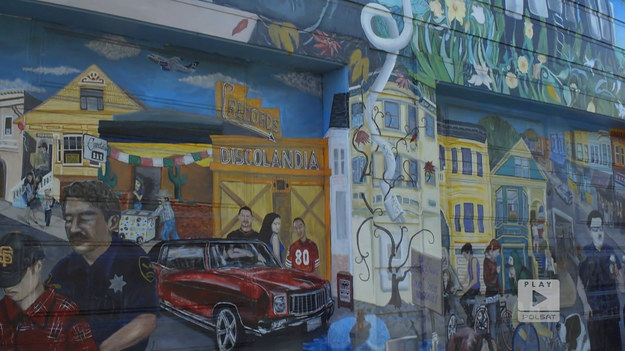 W San Francisco znajduje się Balmy Alley Street. Miejsce to słynie z murali, które pokrywają ściany okolicznych budynków. Autorami tych dzieł ulicznej sztuki są zazwyczaj Latynosi. Fragment programu "Polacy za granicą",  emitowanego na antenie Polsat Play.