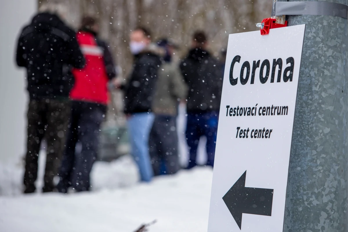 Polska szykuje się do przymknięcia południowych granic: wiceszef resortu spraw wewnętrznych i administracji Bartosz Grodecki potwierdził, że przygotowywane są przepisy, zgodnie z którymi podróżni wjeżdżający do Polski z Czech i ze Słowacji będą musieli posiadać negatywny wynik testu na koronawirusa. Zaznaczył równocześnie, że "nie będziemy przywracali kontroli granicznej w sensie prawnym: to będzie kontrola sanitarna, selektywna". Od obowiązku posiadania ujemnego testu przewidziane mają być wyjątki: obostrzenie nie będzie dotyczyło np. pracowników transgranicznych.