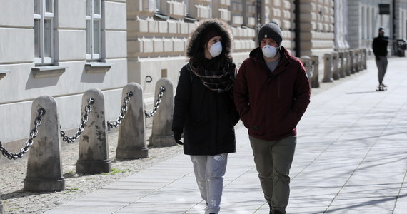 Zwolnienie z kwarantanny po przekroczeniu granicy będzie możliwe z zaświadczeniem o wykonaniu szczepienia przeciwko Covid-19, ale jedynie szczepionką dopuszczoną do obrotu w UE - to jedna ze zmian, które wprowadza opublikowane w Dzienniku Ustaw w poniedziałek rozporządzenie. Kolejną ważną zmianą jest poszerzenie grupy pierwszej do szczepienia przeciwko Covid-19 – włączono do niej osoby zatrudnione w ogrzewalniach i noclegowniach.