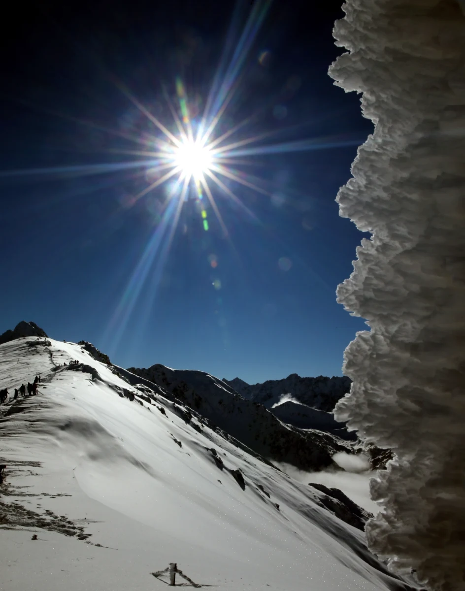 Rekord ciepła w polskich górach. Na Kasprowym Wierchu zanotowano aż 9,9 stopnia Celsjusza. 
Tym samym pobity został rekord najwyższej temperatury lutego z 1989 roku, a nawet marca z 1974 roku. Rekord pobity został także na Śnieżce.