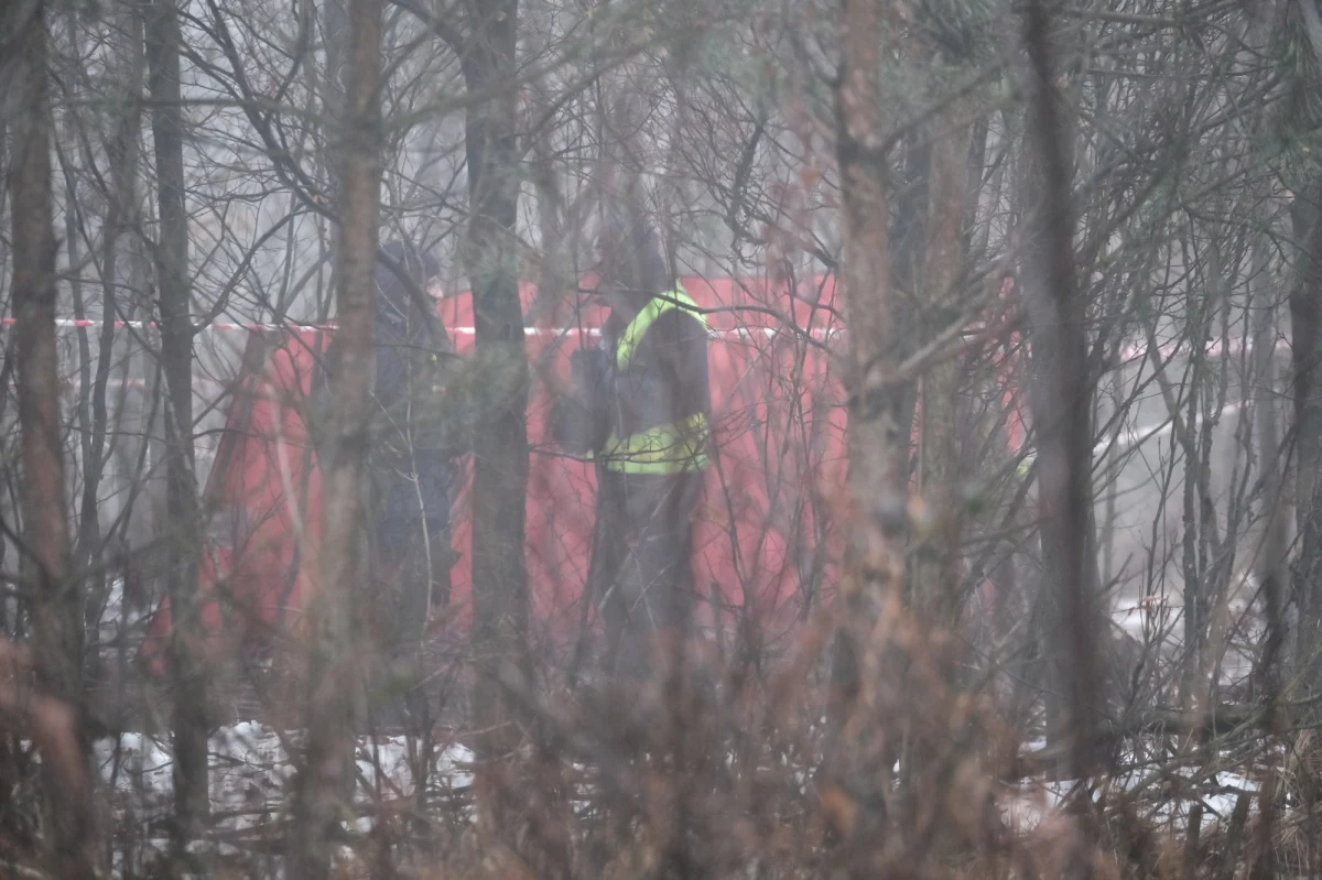 Dwie osoby zginęły w katastrofie lotniczej, do której doszło około północy w okolicach Pszczyny. W lesie rozbił się  helikopter z czterema osobami na pokładzie. Ofiary, to właściciel śmigłowca i pilot. Akcja ratunkowa była bardzo trudna - do katastrofy doszło w gęstej mgle. Prywatny śmigłowiec rozbił się 300 m od lądowiska w lesie, na terenie podmokłym.