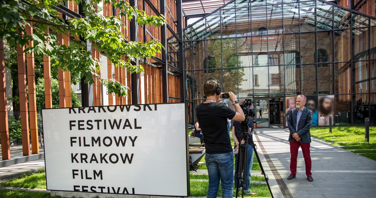 Właśnie upłynął termin nadsyłania filmów na Krakowski Festiwal Filmowy. Mimo pandemii, twórcom udało się ukończyć swoje dzieła. Zgłoszono prawie 2500 filmów dokumentalnych, krótkometrażowych i animowanych z całego świata. 