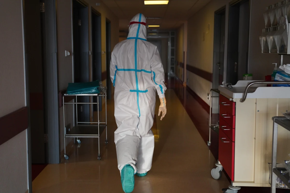 6 310 przypadków – o tylu nowych potwierdzonych zakażeniach koronawirusem w Polsce poinformowało w poniedziałek Ministerstwo Zdrowia. Według danych resortu w ciągu ostatniej doby zmarło 247 osób. Bilans epidemii w Polsce to 1 648 962 przypadków zakażeń i 42 436 zgonów.