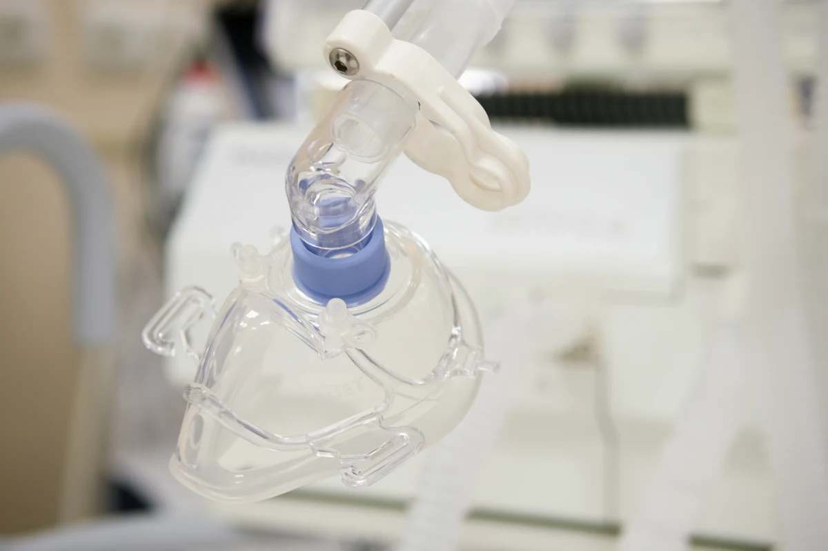 ​Jest nabywca zainteresowany kupnem ponad 400 respiratorów firmy E&K przejętych na warszawskim lotnisku przez komornika i resort zdrowia - dowiedział się reporter RMF FM, Krzysztof Zasada. Pieniądze z transakcji miałyby pójść na pokrycie długu tej firmy wobec ministerstwa za niewywiązanie się z umowy na dostawę respiratorów. 