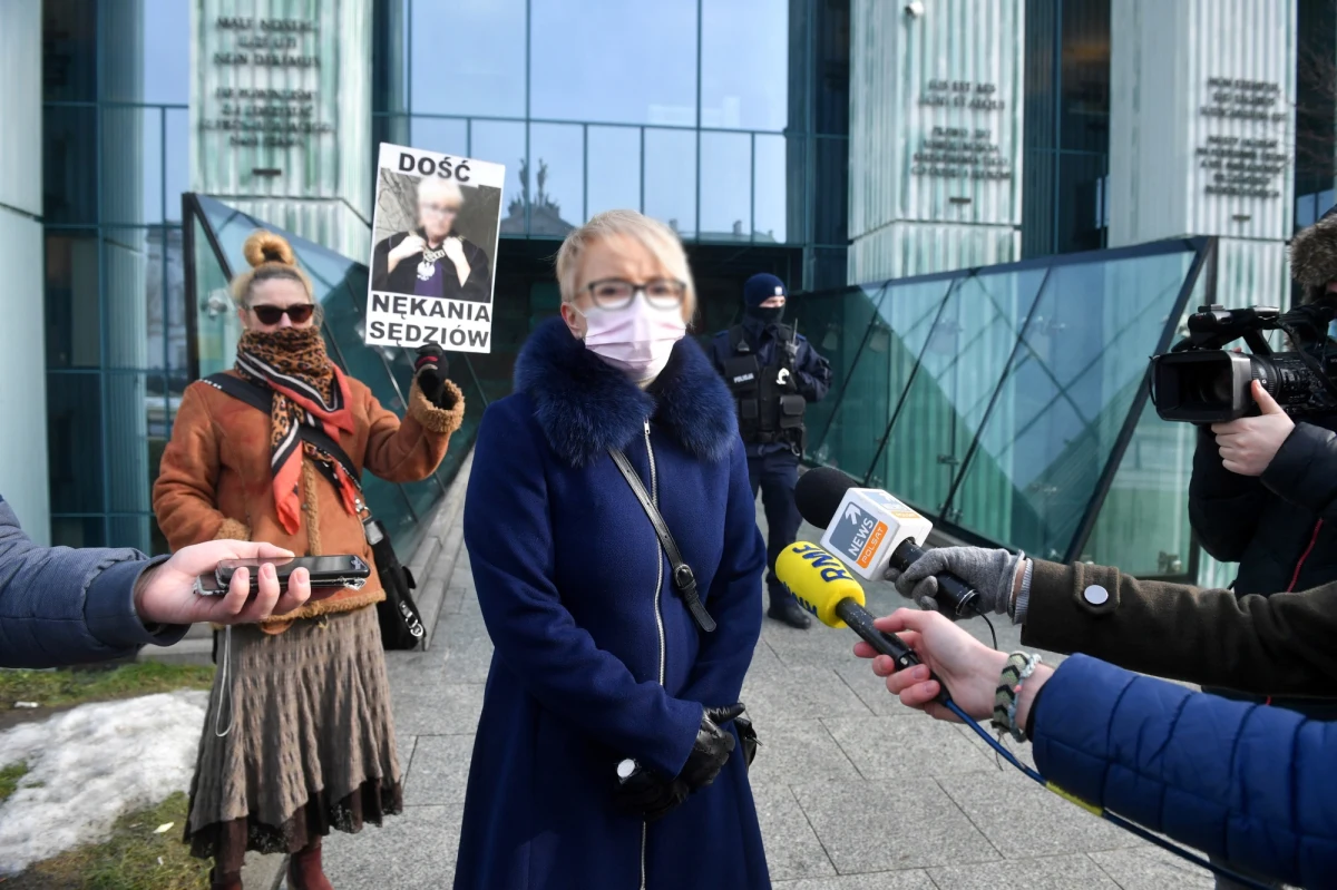 Izba Dyscyplinarna Sądu Najwyższego zajmuje się zażaleniem obrońców sędzi Beaty Morawiec na uchylenie jej immunitetu. W październiku zeszłego roku w składzie jednoosobowym wyrażono zgodę na pociągnięcie krakowskiej sędzi do odpowiedzialności i obniżono jej pensję o połowę. 