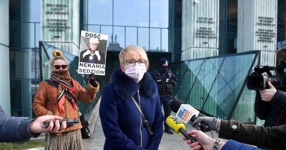 Izba Dyscyplinarna Sądu Najwyższego zajmuje się zażaleniem obrońców sędzi Beaty Morawiec na uchylenie jej immunitetu. W październiku zeszłego roku w składzie jednoosobowym wyrażono zgodę na pociągnięcie krakowskiej sędzi do odpowiedzialności i obniżono jej pensję o połowę. 