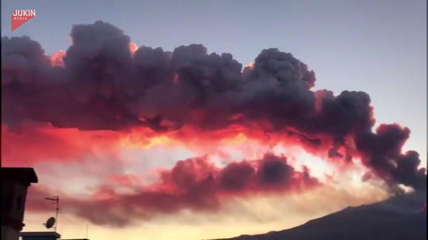 Włoska Etna jest jednym z najaktywniejszych wulkanów na świecie. Jej erupcje nie należą do rzadkości i regularnie podnoszą ciśnienie wszystkim żyjącym u jej podnóża. W trakcie jednej z nich udało się nagrać krótki film. Dym i popiół wyrzucane przez wulkan są podświetlane przez słońce. Widok jest z jednej strony straszny, lecz z drugiej spektakularny.