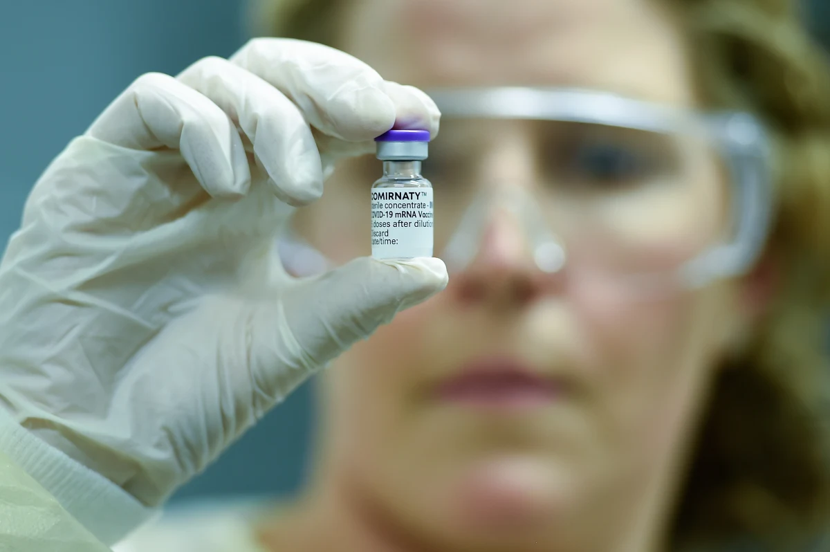 Już przyjęcie pierwszej dawki szczepionki koncernu Pfizer znacznie ogranicza proces bezobjawowego rozprzestrzeniania się koronawirusa. Jak donoszą brytyjskie media, wyniki najnowszych badań są bardzo obiecujące. Powraca koncepcja stadnej odporności, która dzięki programowi powszechnych szczepień może zostać osiągnięta. 