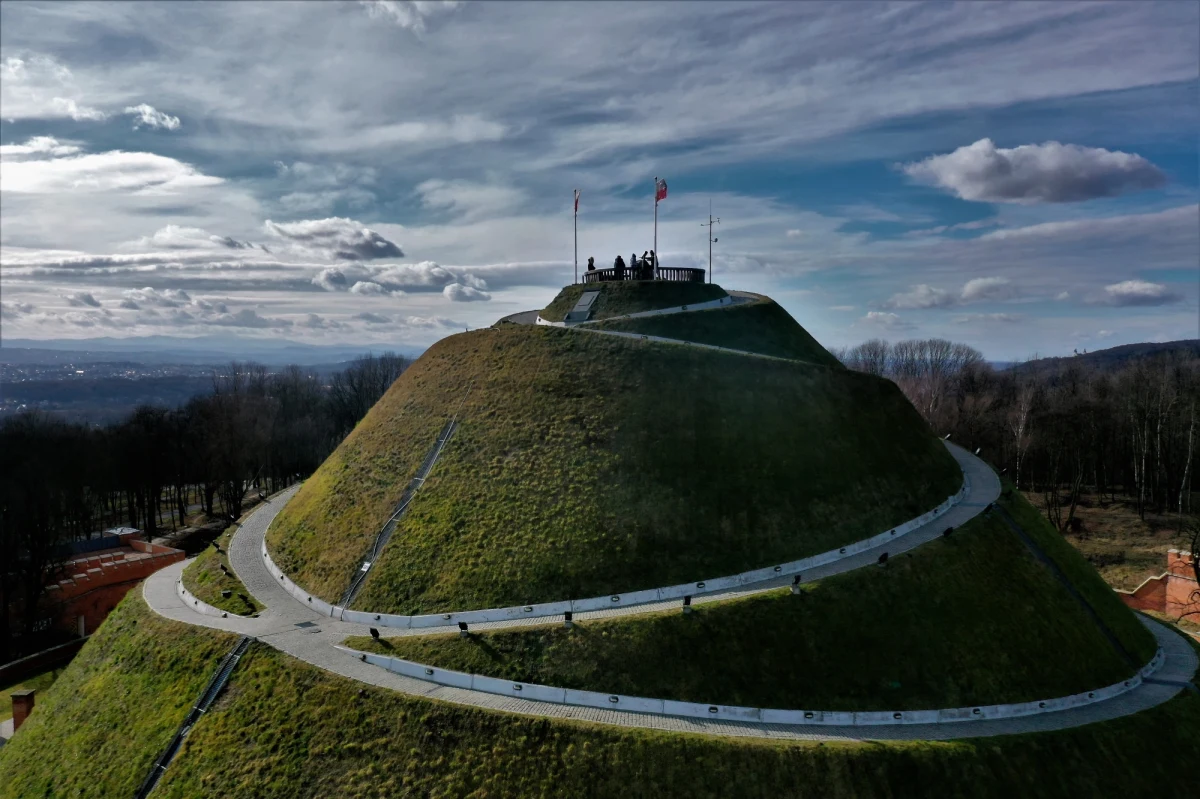 Kraków znalazł się na liście 10 najbardziej zielonych miast świata, stworzonej przez Husqvarna Urban Green Space Index (HUGSI). Lista powstała dzięki uwzględnieniu obrazów satelitarnych i procentowego udziału zielonych przestrzeni zielonych w metropoliach.