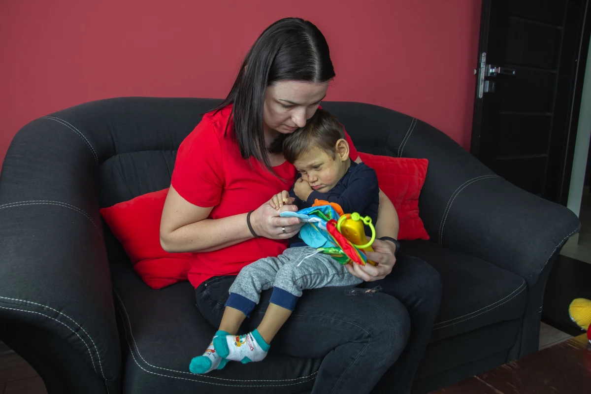 Trwa wyścig z czasem. Stawką jest życie dziecka, prawie trzyletniego Marcelka Kubali z małopolskich Jadownik. Dziecko - aby żyć - musi mieć przeszczepioną wątrobę. Trwa zbiórka pieniędzy. Koszt operacji jest gigantyczny - to 8 milionów złotych. W pomoc choremu dziecku włączają się kolejne miejscowości i instytucje. 