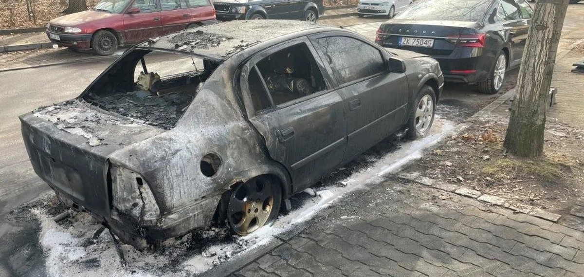 W nocy z poniedziałku na wtorek doszło do podpalenia samochodu pracownika polskiej ambasady w Berlinie. Sprawcy nie są znani.