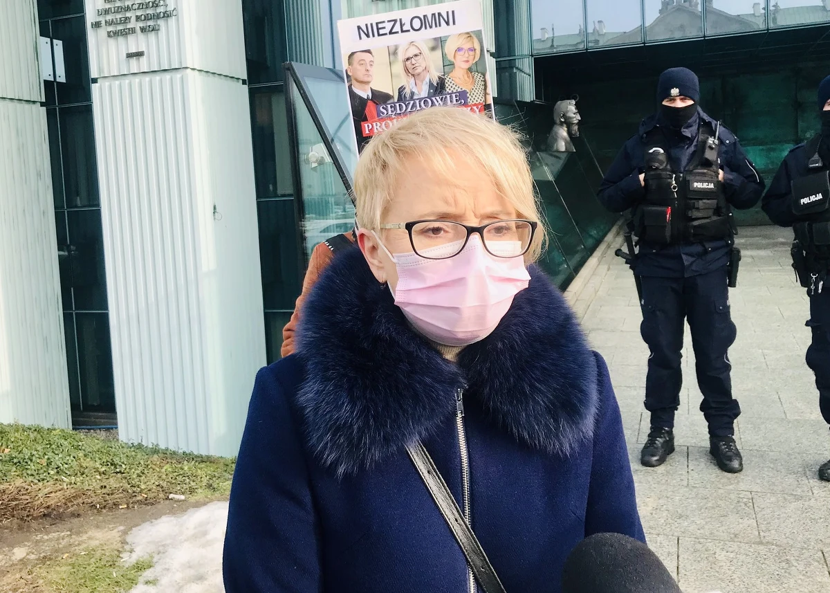 Izba Dyscyplinarna Sądu Najwyższego odroczyła bez terminu posiedzenie ws. immunitetu krakowskiej sędzi Beaty Morawiec. Powód: konieczność rozpatrzenia wniosków obrońców m.in. o wyłączenie sędziów rozpoznających tę sprawę. Prokuratura chce postawić sędzi m.in. zarzuty korupcyjne, ona sama nazywa je "bzdurnymi" i podkreśla, że to polityczny odwet. Nie wyklucza skierowania sprawy do Europejskiego Trybunału Praw Człowieka.