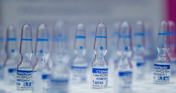 Ponad 70 proc. Polaków nie przyjęłoby rosyjskiej ani chińskiej szczepionki przeciwko Covid-19, nawet gdyby oznaczało to znaczne przyspieszenie terminu szczepienia - wynika z badania United Surveys dla RMF FM i "Dziennika Gazety Prawnej". Respondentów zapytano też o to, co ich zdaniem spowodowało obserwowane w ostatnim czasie zwiększenie liczby przypadków koronawirusa w Polsce. Najczęściej wskazywali oni na poluzowanie rygorów w codziennym życiu - np. prywatki - i wyjazdy na zimowy wypoczynek - np. do Zakopanego. 