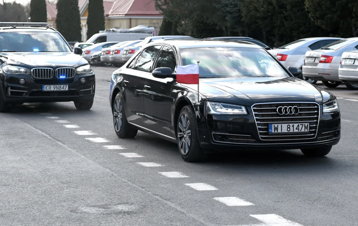 ​Służba Ochrony Państwa wybrała dostawców 25 nowych limuzyn - informuje Wirtualna Polska. Koszt zakupu luksusowych samochodów to blisko 4,5 mln zł.